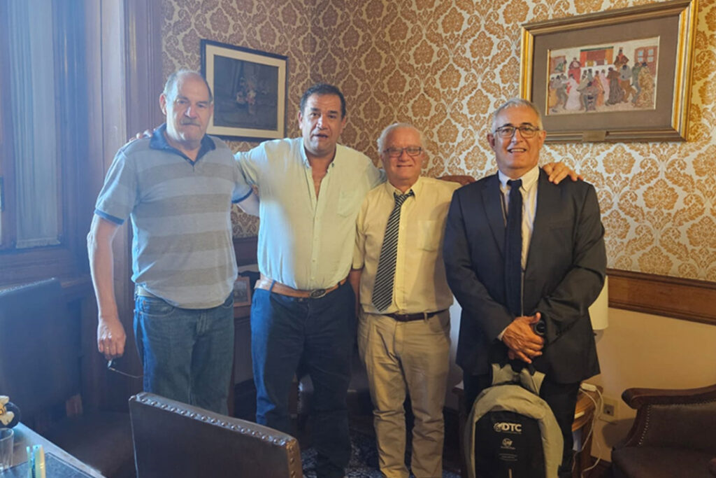 En reunión con senadores tratando sobre el código de ética